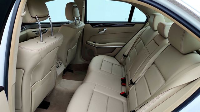 2016 Mercedes-Benz E-Class E 350 Luxury 4MATIC w/ Premium & Lane Tracking Pkgs + KEYLESS GO - 23039458 - 19