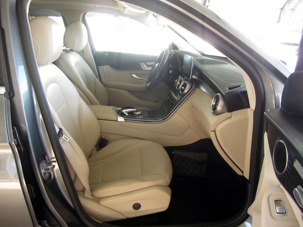 2016 Mercedes Benz GLC 300 photo 14