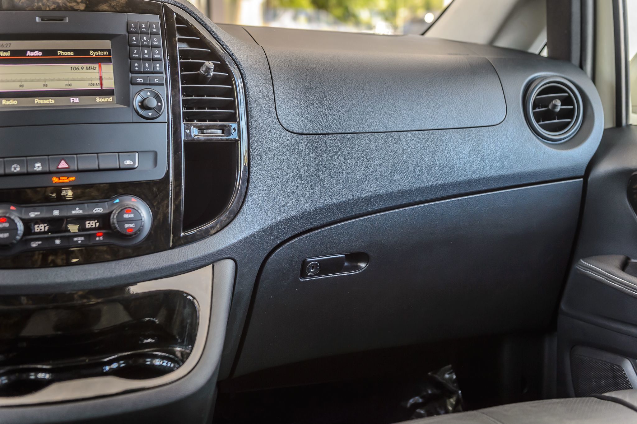 2016 Mercedes Benz Metris Passenger Van photo 30