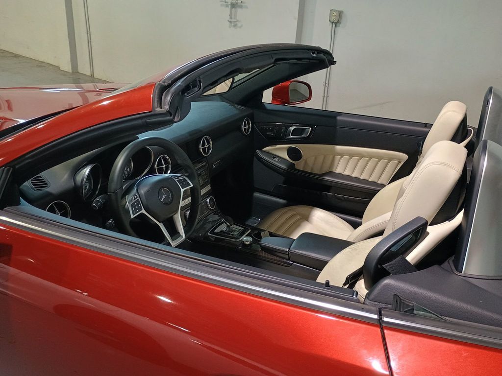 2016 Mercedes-Benz SLK 2dr Roadster SLK 300 AMG Sport Designo - 23040600 - 11