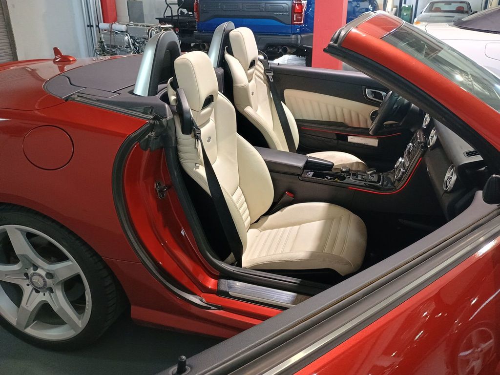 2016 Mercedes-Benz SLK 2dr Roadster SLK 300 AMG Sport Designo - 23040600 - 23
