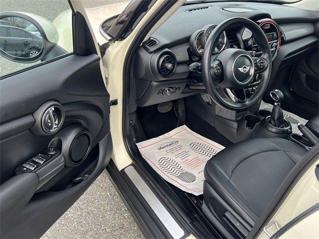 2016 MINI Cooper Hardtop 4 Door   - 22976656 - 9