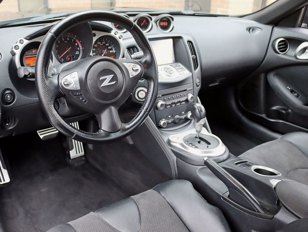 2016 Nissan 370Z Touring photo 11