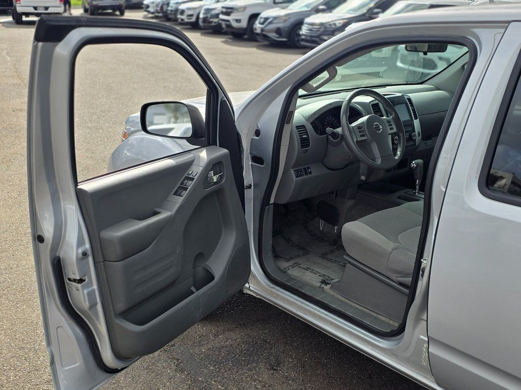 2016 Nissan Frontier 2WD Crew Cab SWB Automatic SV - 22976934 - 35