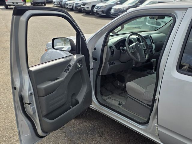 2016 Nissan Frontier 2WD Crew Cab SWB Automatic SV - 22976934 - 35