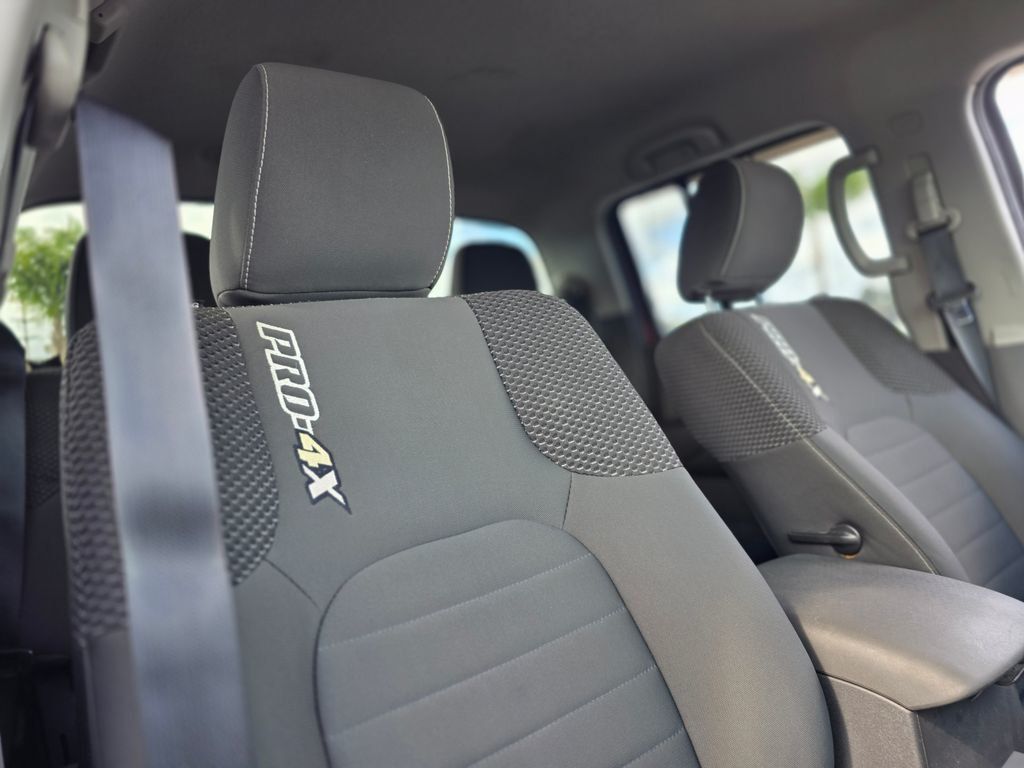 2016 Nissan Frontier 4WD Crew Cab SWB Automatic PRO-4X - 22987675 - 9