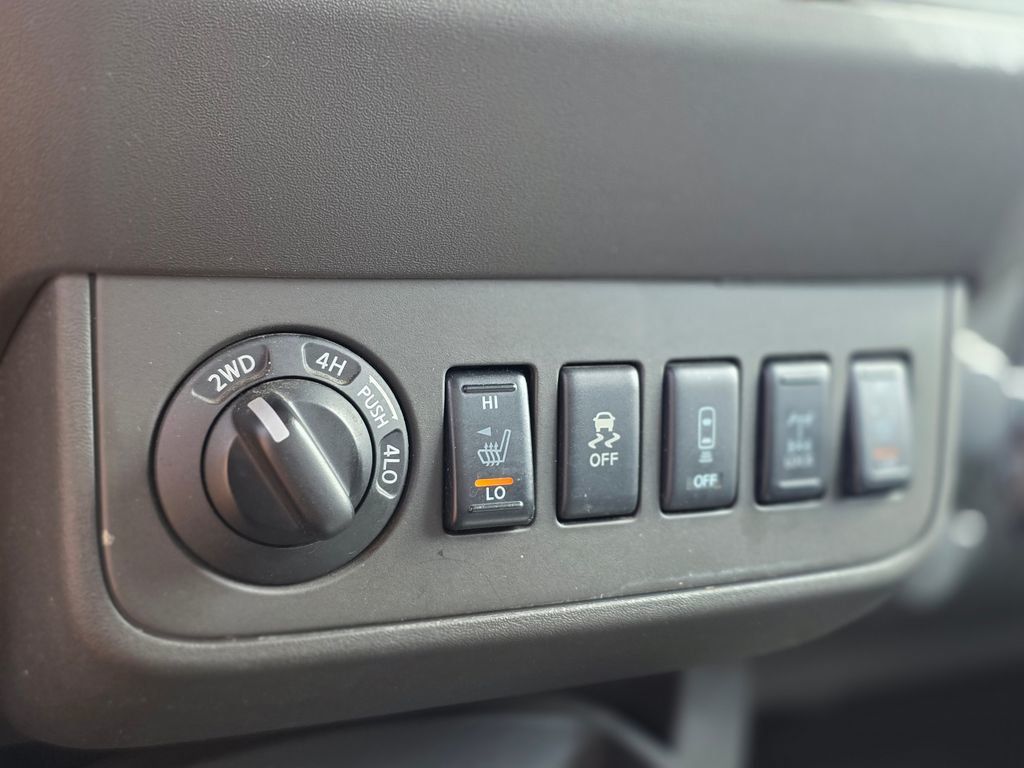 2016 Nissan Frontier 4WD Crew Cab SWB Automatic PRO-4X - 22987675 - 30