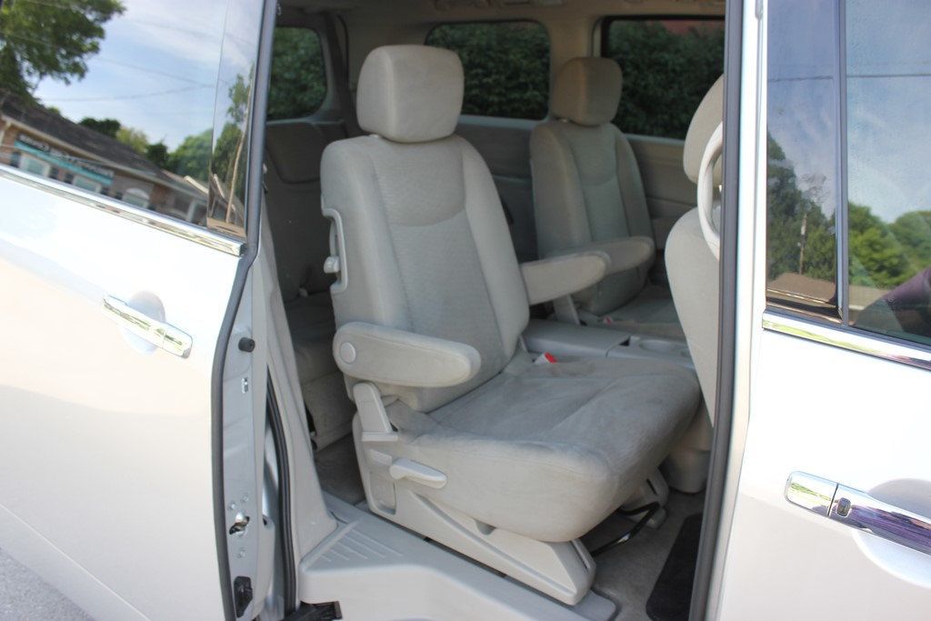 2016 Nissan Quest S photo 2