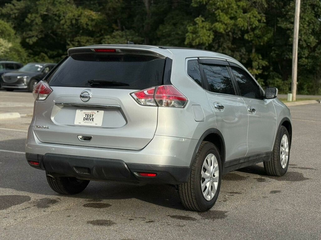 2016 Nissan Rogue S photo 2