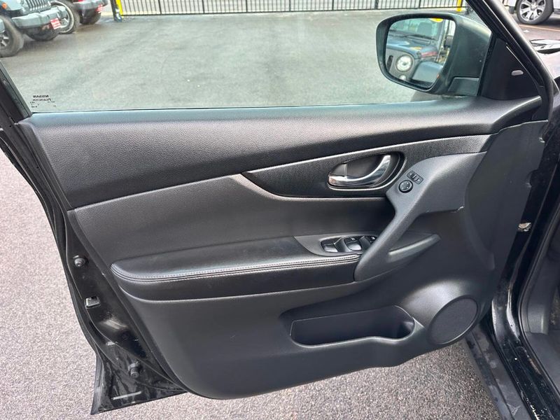 2016 Nissan Rogue FWD 4dr SL - 22902270 - 16