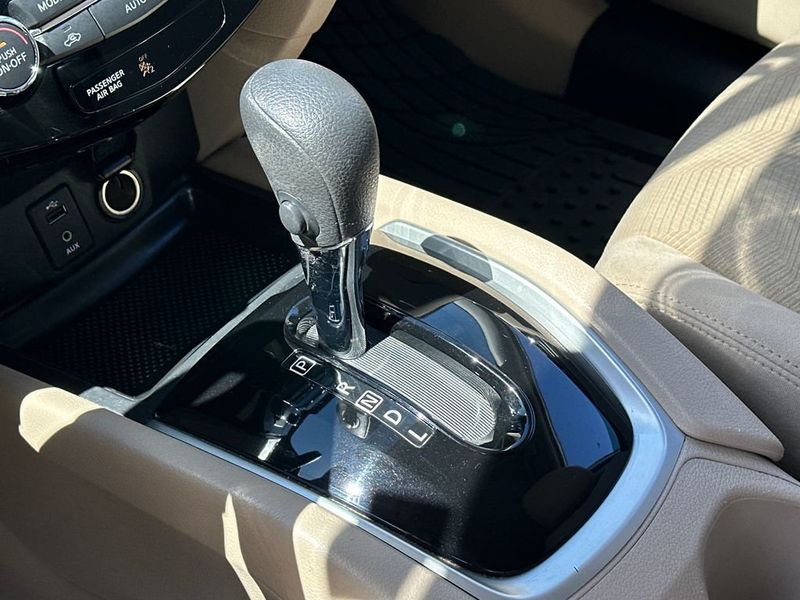 2016 Nissan Rogue FWD 4dr SV - 23008584 - 18