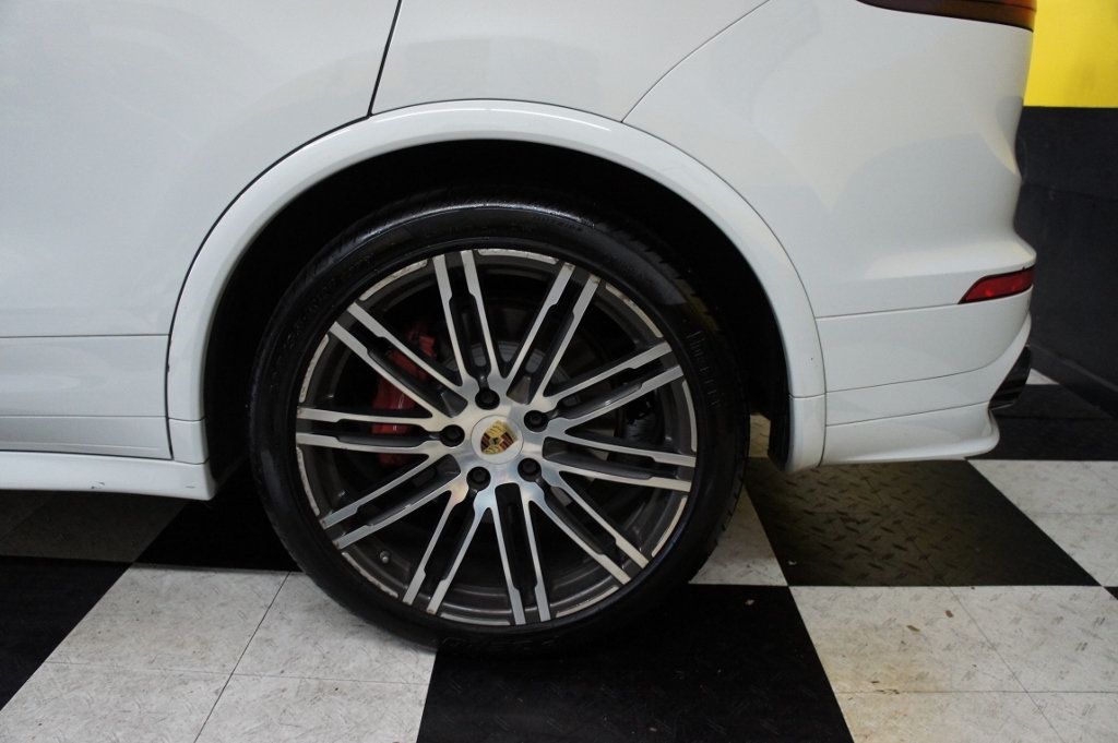 2016 Porsche Cayenne GTS photo 19