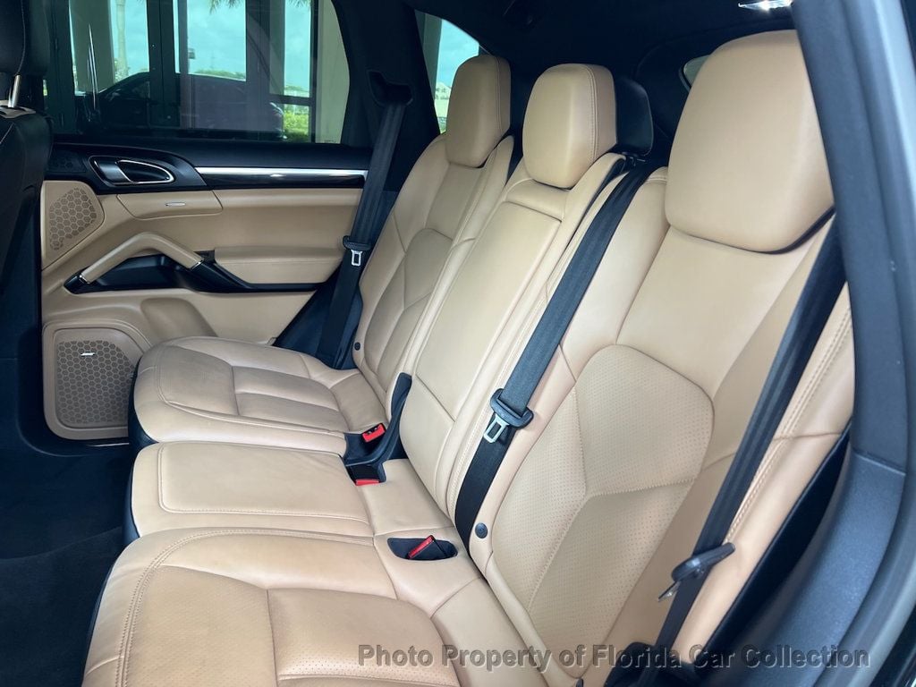 2016 Porsche Cayenne S photo 9
