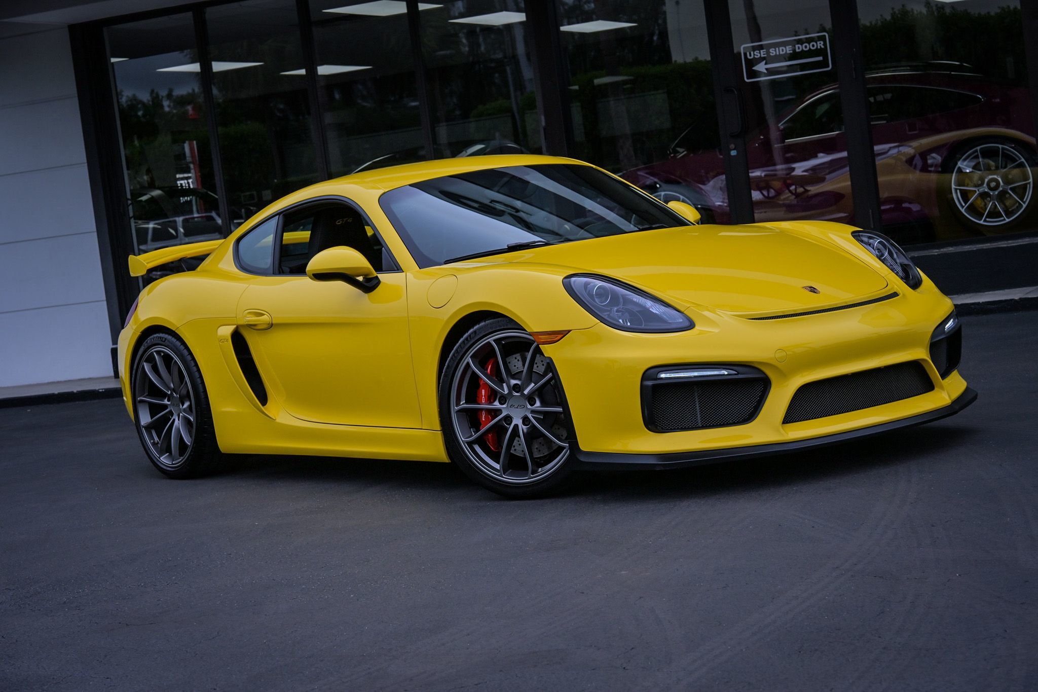 2016 Porsche Cayman GT4 photo 2