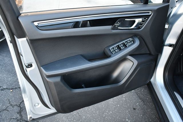 2016 Porsche Macan AWD 4 Door S W/Infotainment Package - 22926726 - 10