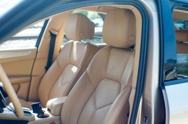 2016 Porsche Macan Local Trade/AWD/Premium Plus Pkg/Heated&Cooled Seats/Pano Roof - 22985954 - 17