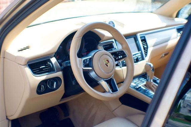 2016 Porsche Macan Local Trade/AWD/Premium Plus Pkg/Heated&Cooled Seats/Pano Roof - 22985954 - 18