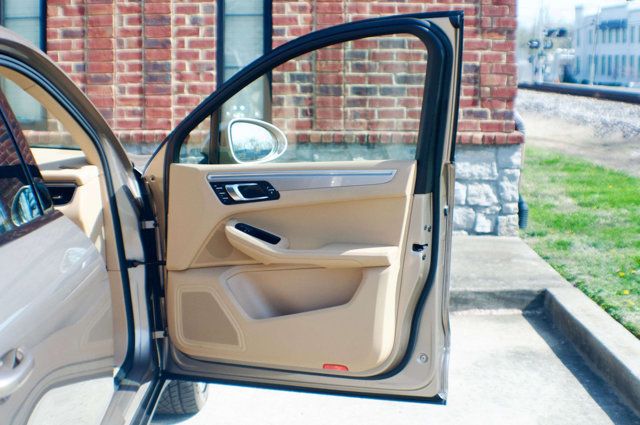 2016 Porsche Macan Local Trade/AWD/Premium Plus Pkg/Heated&Cooled Seats/Pano Roof - 22985954 - 42