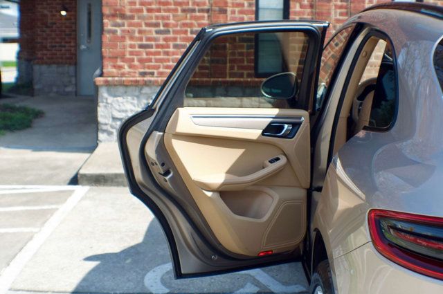 2016 Porsche Macan Local Trade/AWD/Premium Plus Pkg/Heated&Cooled Seats/Pano Roof - 22985954 - 50