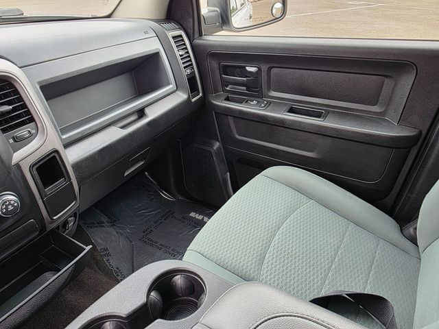 2016 Ram 1500 2WD Crew Cab 140.5" Express - 22865353 - 37