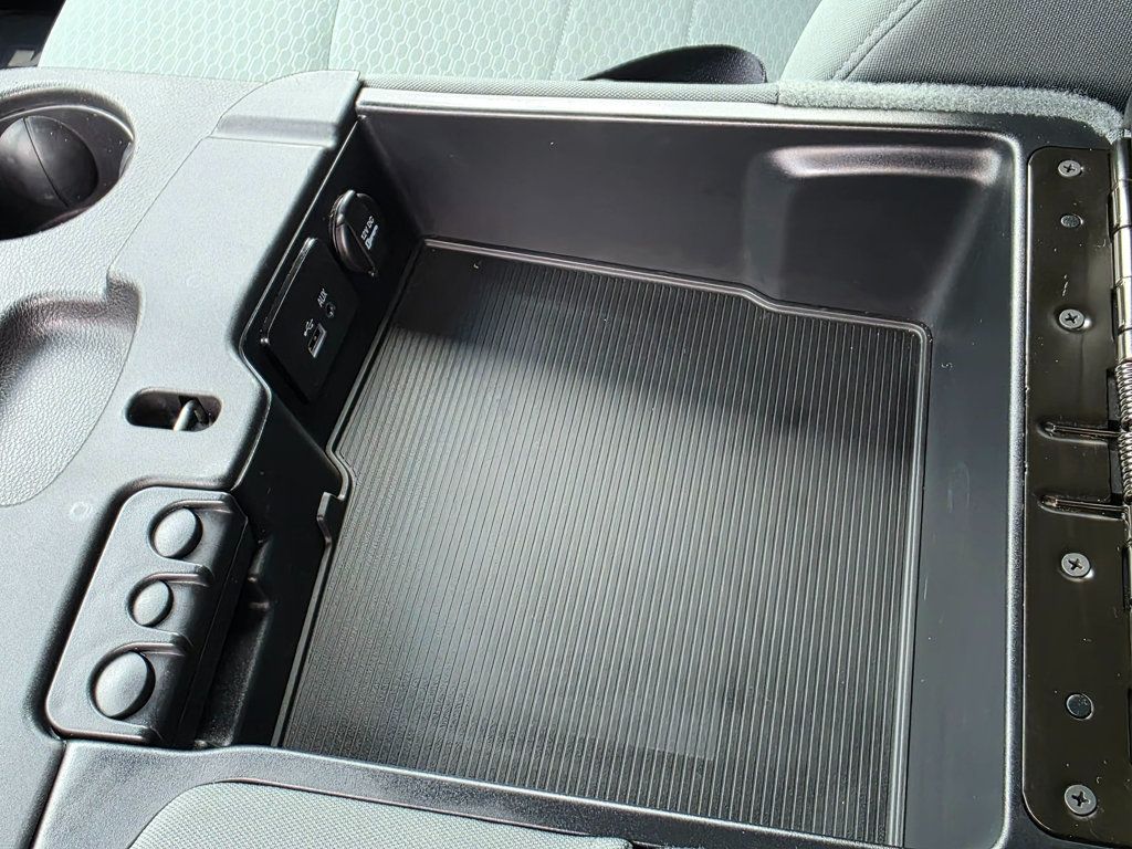 2016 Ram 1500 2WD Crew Cab 140.5" Express - 22865353 - 39