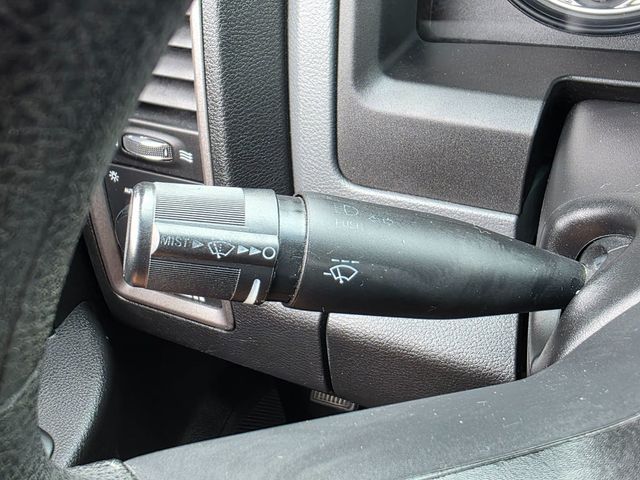 2016 Ram 1500 2WD Crew Cab 140.5" Express - 22865353 - 40