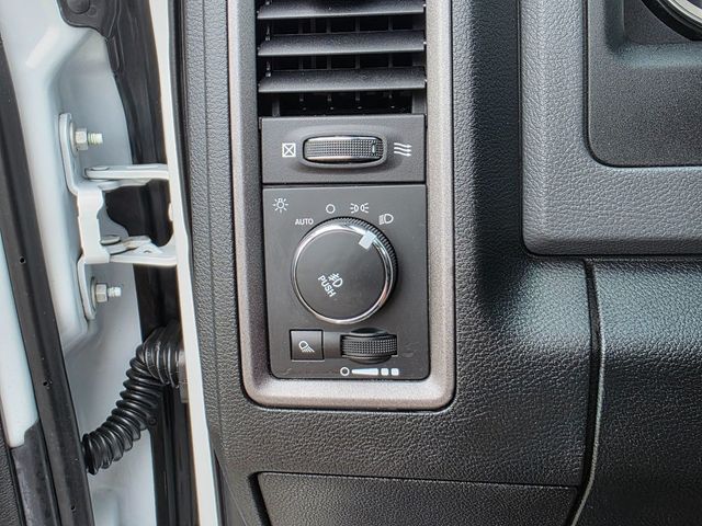 2016 Ram 1500 2WD Crew Cab 140.5" Express - 22865353 - 41