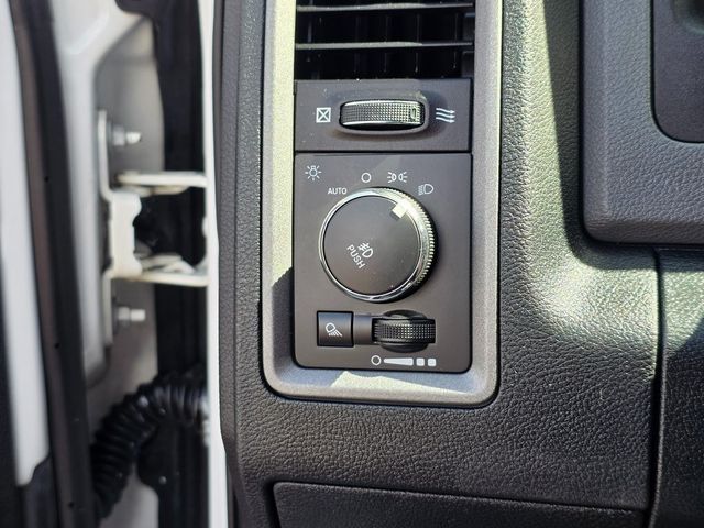 2016 Ram 1500 2WD Crew Cab 140.5" Express - 22916680 - 37