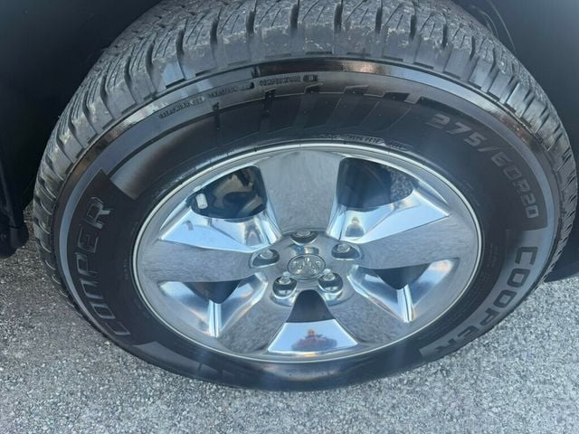 2016 Ram 1500 4WD Crew Cab 140.5" Big Horn - 22967180 - 17