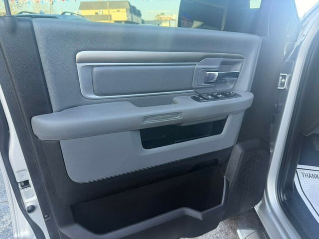 2016 Ram 1500 4WD Crew Cab 140.5" Big Horn - 22967180 - 18