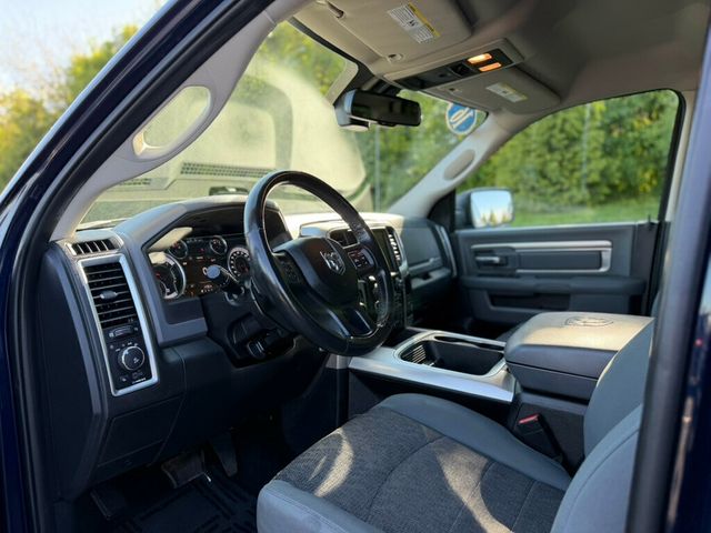 2016 Ram 1500 4WD Crew Cab 140.5" Big Horn - 23008568 - 11