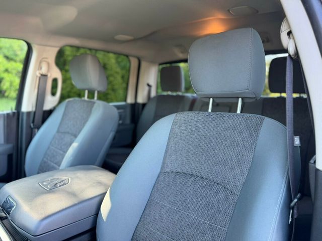 2016 Ram 1500 4WD Crew Cab 140.5" Big Horn - 23008568 - 13