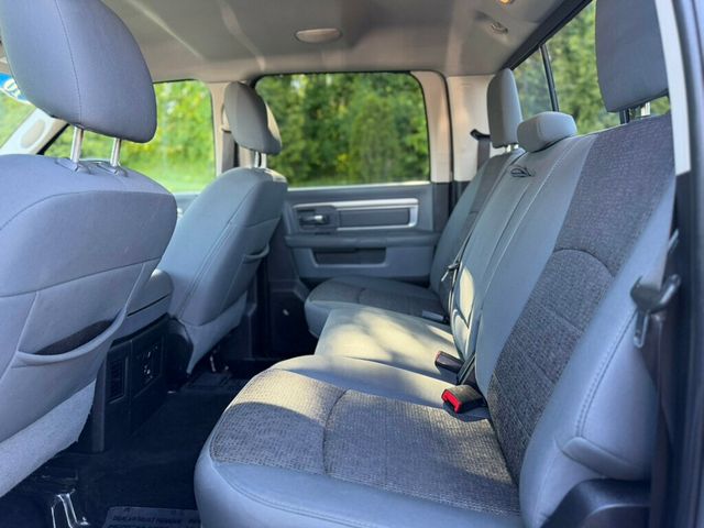2016 Ram 1500 4WD Crew Cab 140.5" Big Horn - 23008568 - 15