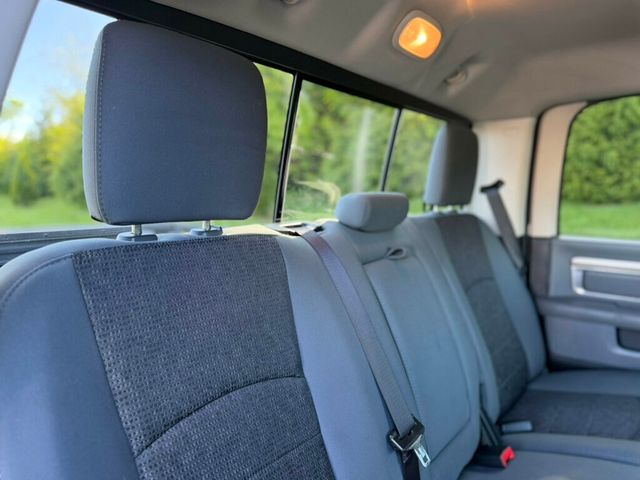 2016 Ram 1500 4WD Crew Cab 140.5" Big Horn - 23008568 - 18