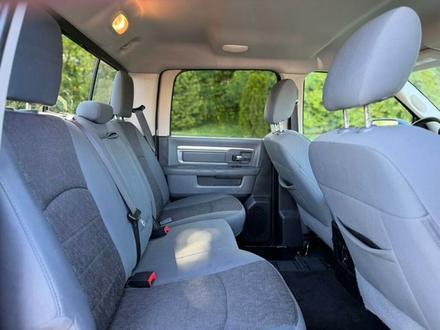 2016 Ram 1500 4WD Crew Cab 140.5" Big Horn - 23008568 - 19
