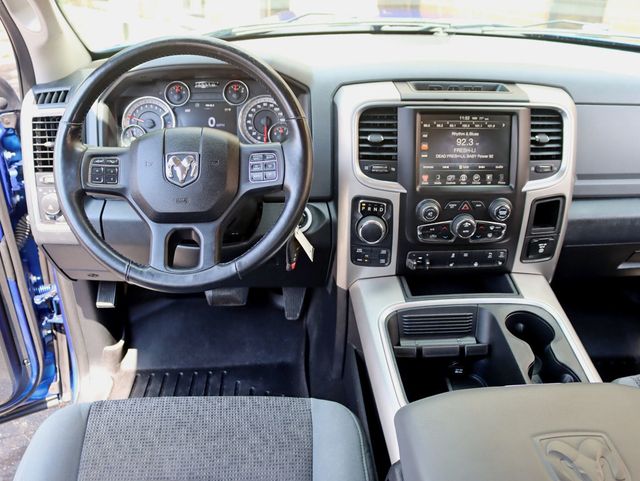2016 Ram 1500 4WD Crew Cab 140.5" Big Horn - 23062087 - 11