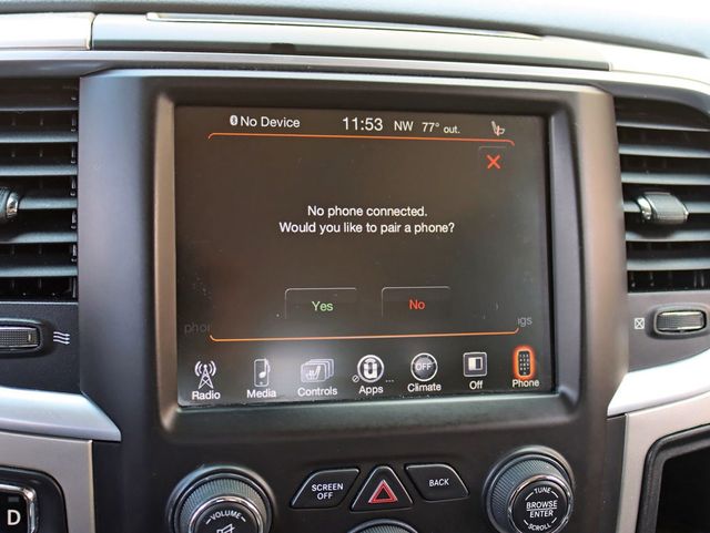 2016 Ram 1500 4WD Crew Cab 140.5" Big Horn - 23062087 - 17