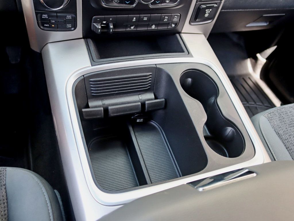 2016 Ram 1500 4WD Crew Cab 140.5" Big Horn - 23062087 - 19