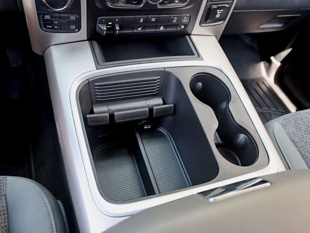 2016 Ram 1500 4WD Crew Cab 140.5" Big Horn - 23062087 - 19