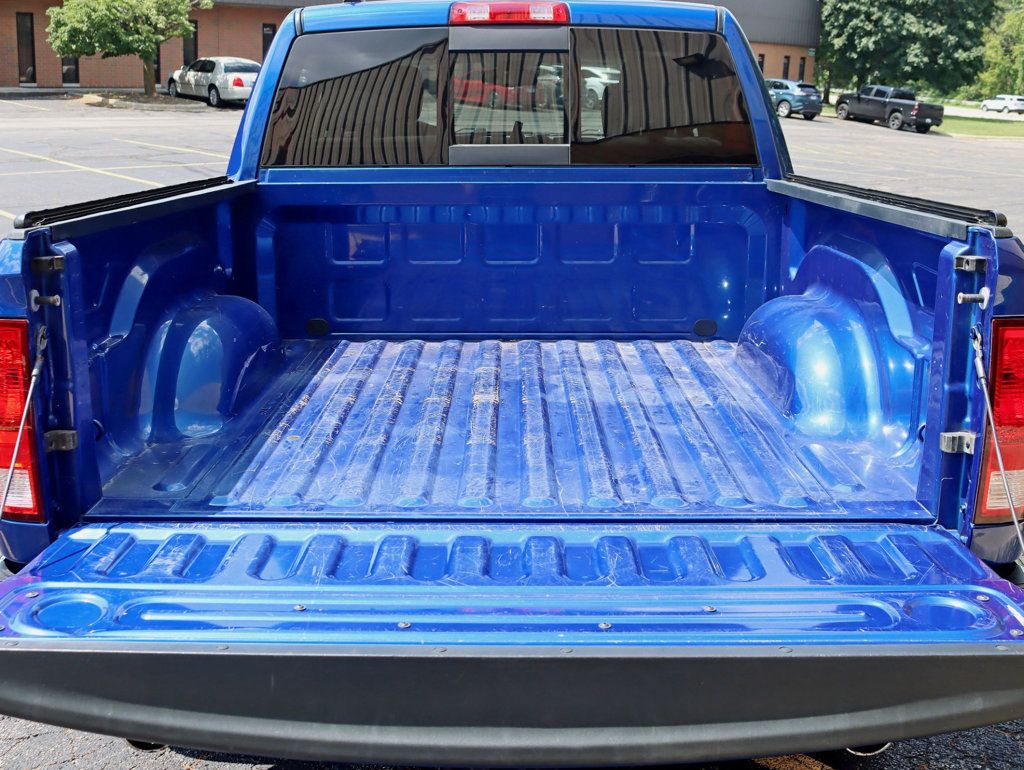 2016 Ram 1500 4WD Crew Cab 140.5" Big Horn - 23062087 - 29