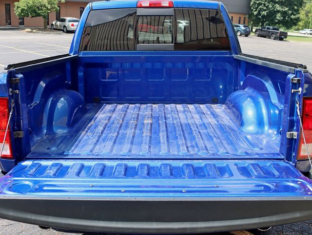 2016 Ram 1500 4WD Crew Cab 140.5" Big Horn - 23062087 - 29
