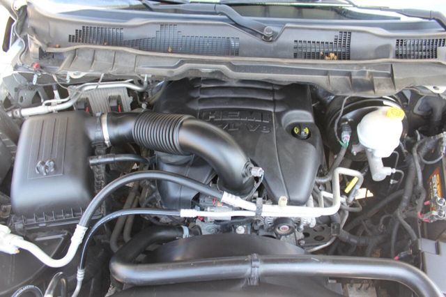 2016 Ram 1500 4WD Crew Cab 140.5" Big Horn - 22879043 - 9