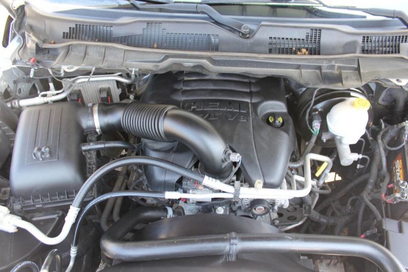 2016 Ram 1500 4WD Crew Cab 140.5" Big Horn - 22879043 - 9