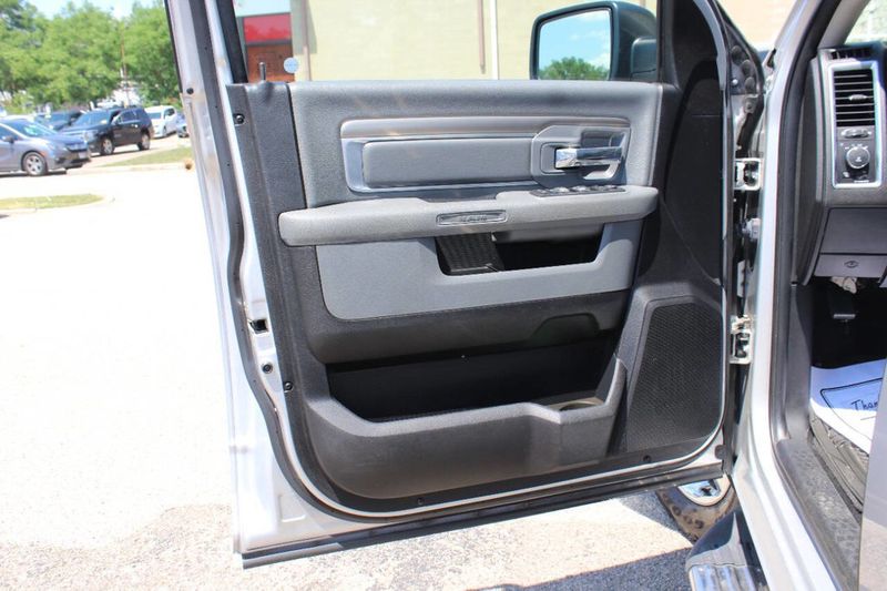 2016 Ram 1500 4WD Crew Cab 140.5" Big Horn - 22879043 - 10