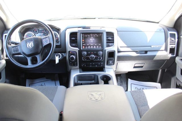 2016 Ram 1500 4WD Crew Cab 140.5" Big Horn - 22879043 - 11