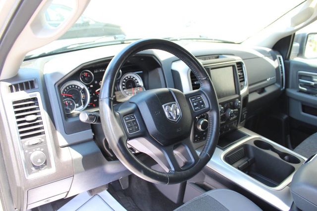2016 Ram 1500 4WD Crew Cab 140.5" Big Horn - 22879043 - 12
