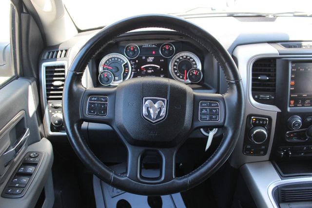 2016 Ram 1500 4WD Crew Cab 140.5" Big Horn - 22879043 - 13