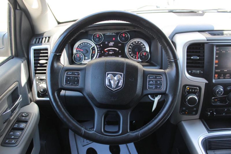 2016 Ram 1500 4WD Crew Cab 140.5" Big Horn - 22879043 - 13