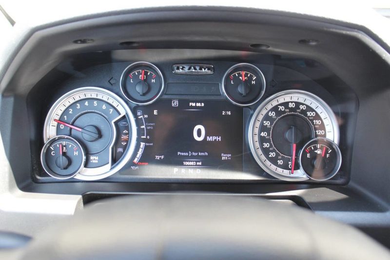 2016 Ram 1500 4WD Crew Cab 140.5" Big Horn - 22879043 - 14