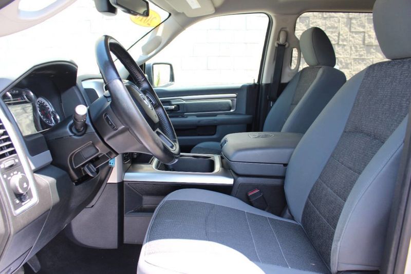 2016 Ram 1500 4WD Crew Cab 140.5" Big Horn - 22879043 - 18